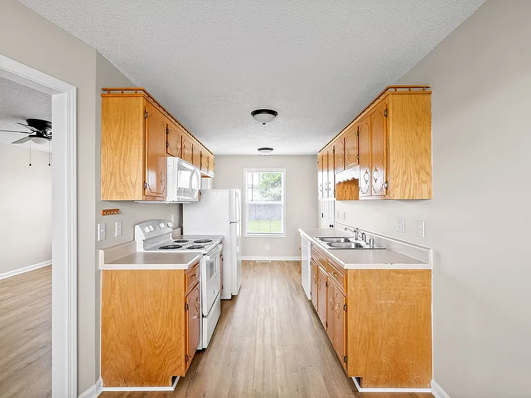 704 Shetland Dr — Photo 8