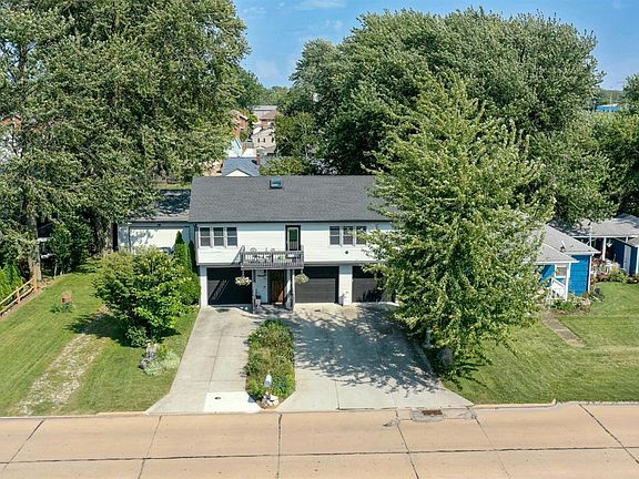 3rd image of 616 Superior St