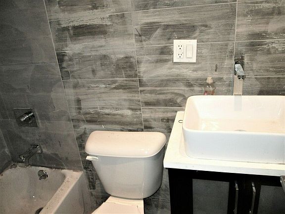 4th image of 934 Myrtle Ave #1G