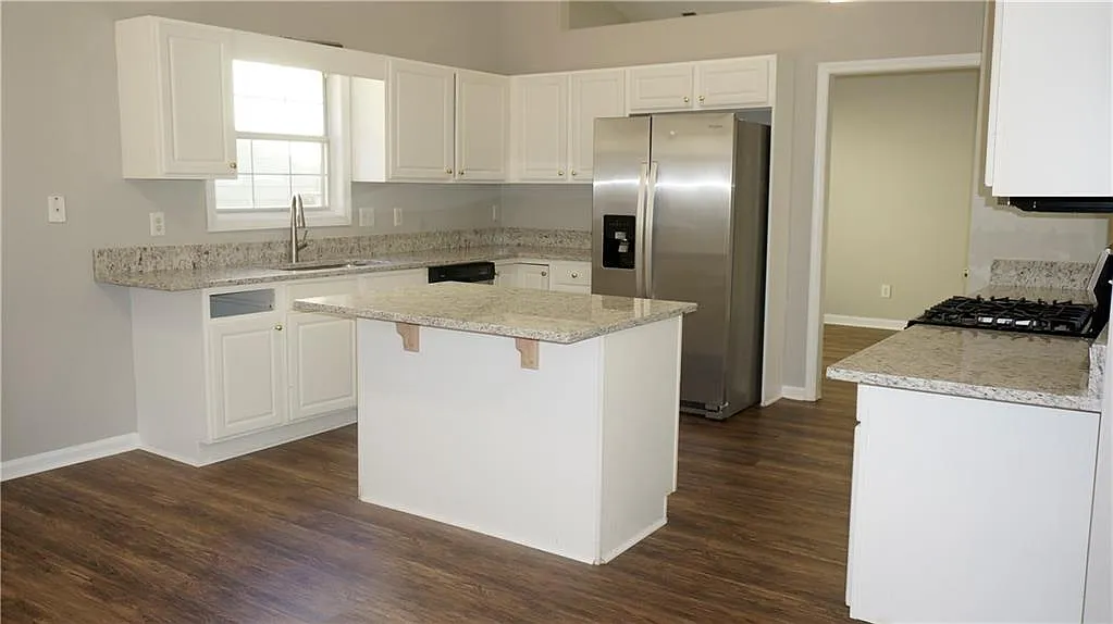3 bed, 2.0 bath, 2034 sqft, $2,500 — Photo 2