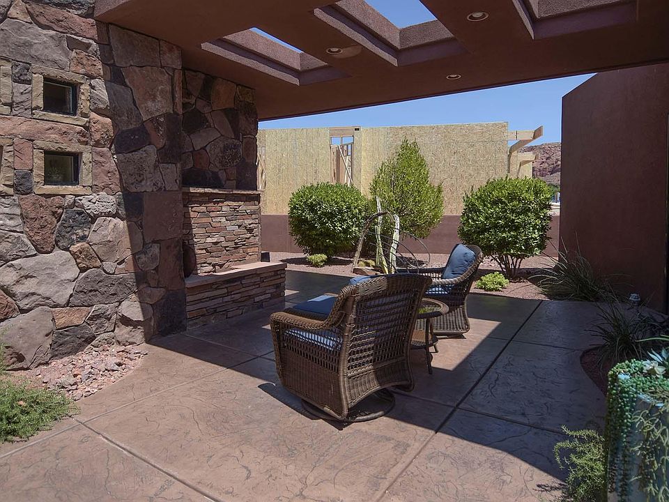 Private courtyard w/ fire pit