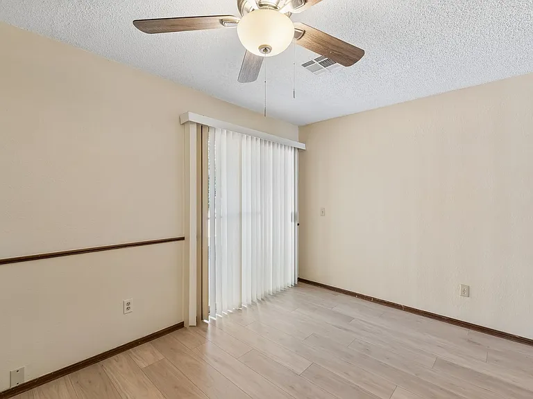 208 Hudson Pl — Photo 15