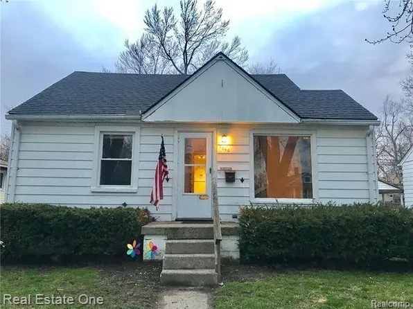 1066 Boston Ave, Waterford, MI 48328