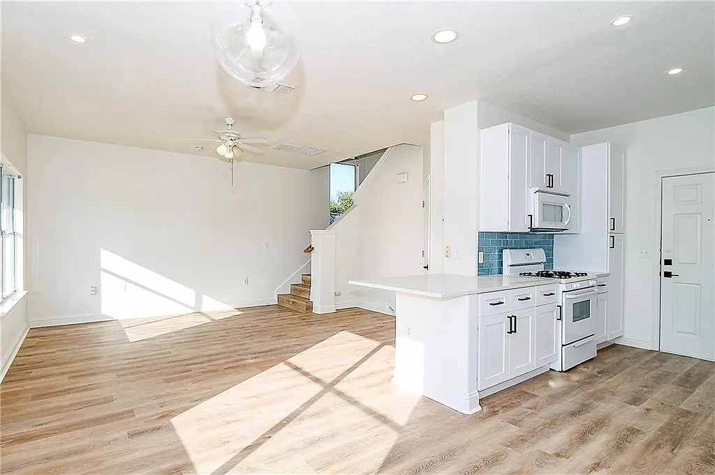 3 bed, 2.5 bath, 1370 sqft, $2,675 — Photo 3