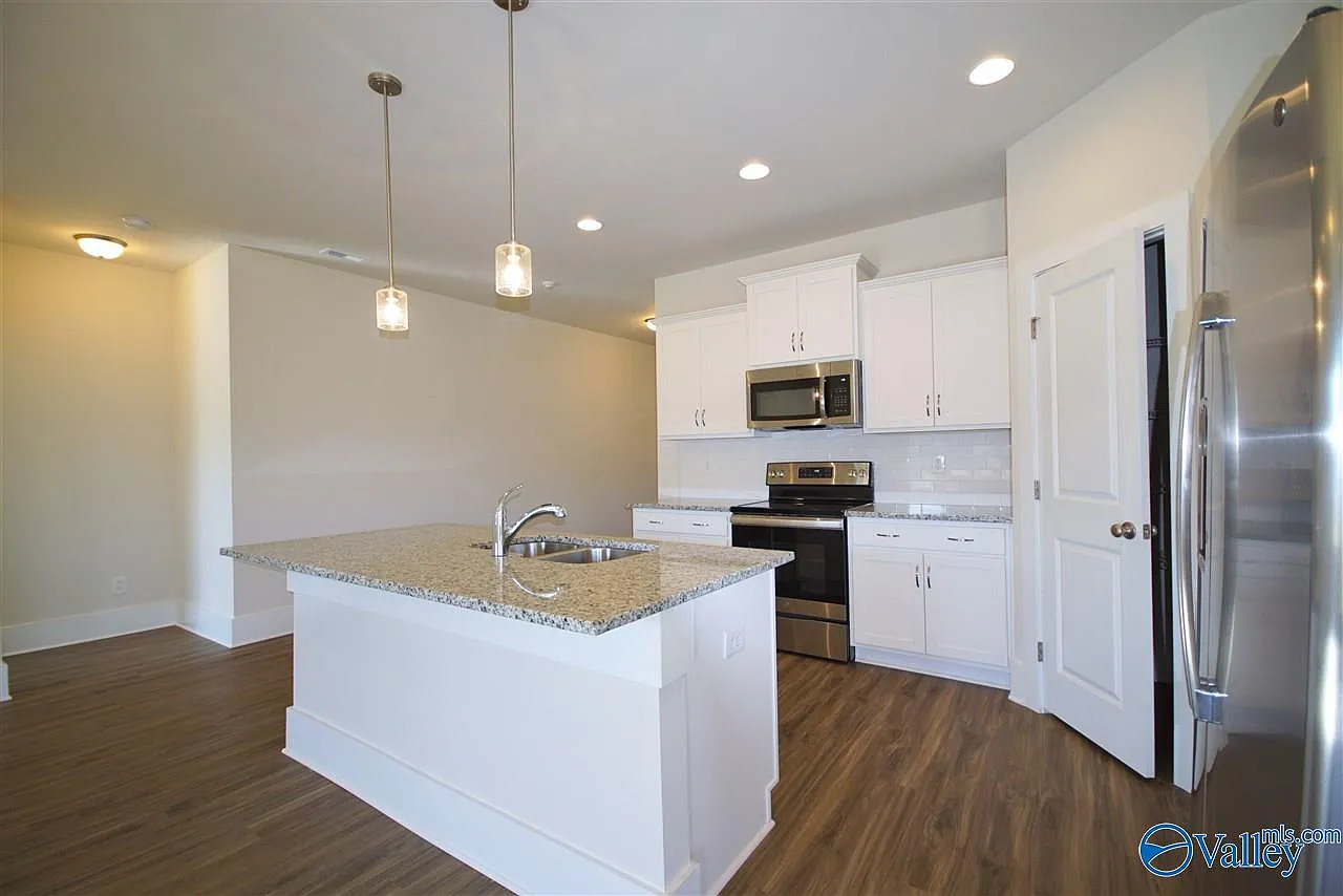 4 bed, 3.0 bath, 1956 sqft, $2,000 — Photo 4