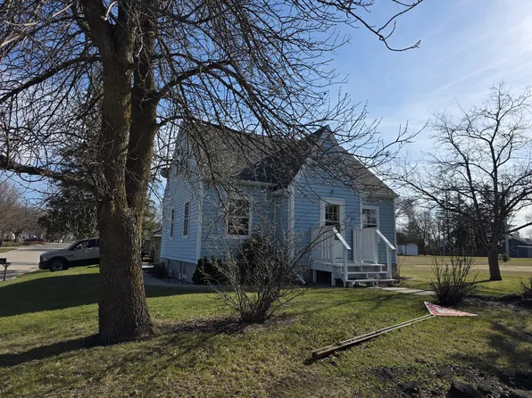 522 5th St SE, Hallock, MN 56728