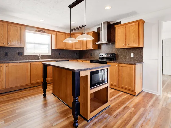 166 Dawsey Dr, Bonneau, SC 29431