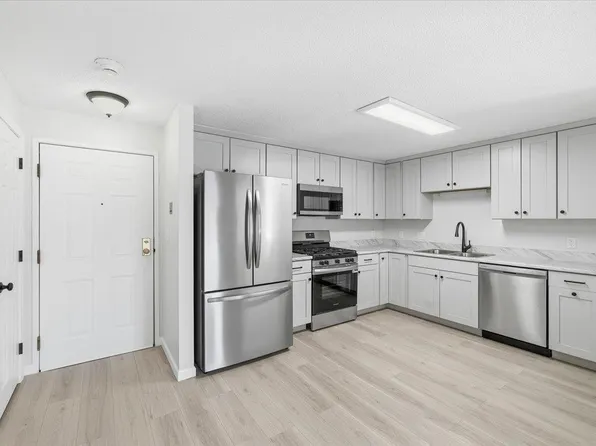 4 Knightsbridge Drive #206, Nashua, NH 03063