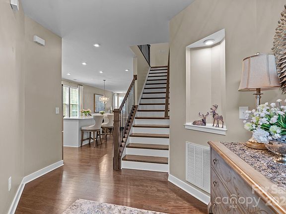 4th image of 6618 Brighton Park Dr