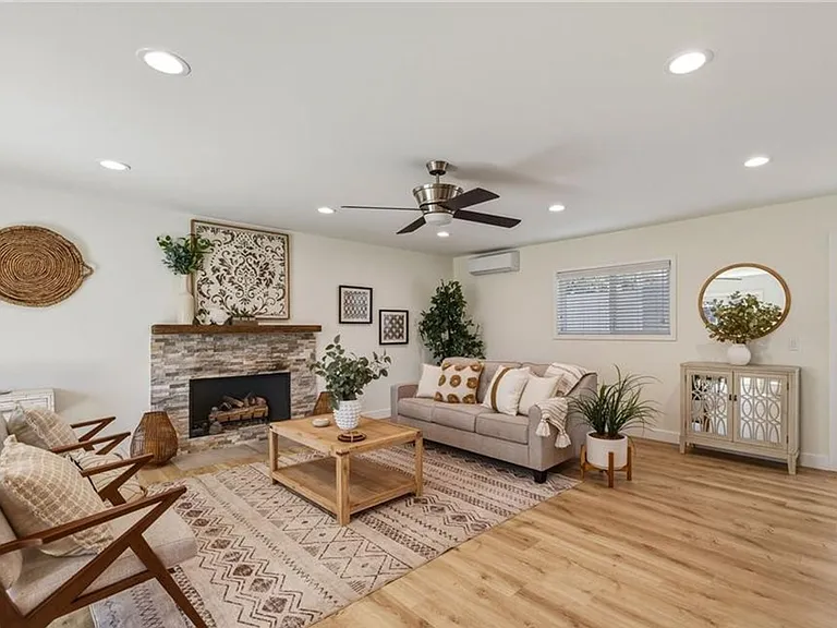 2611 Alvord Ln — Photo 2