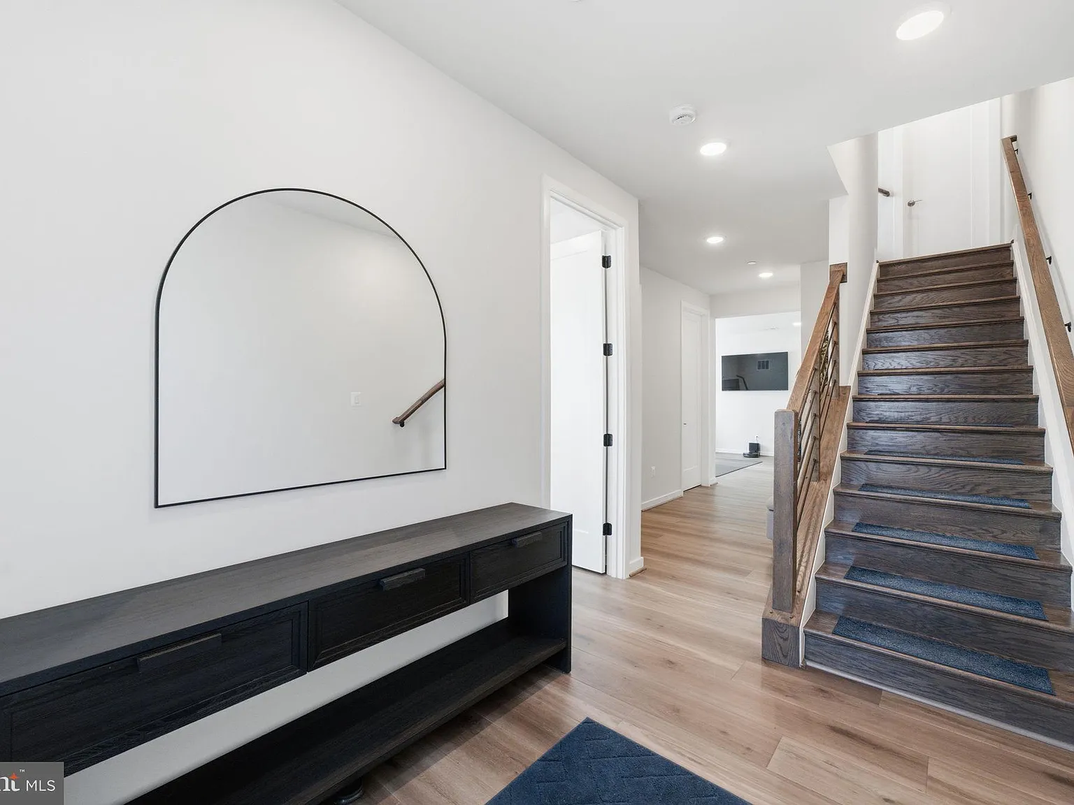 4 bed, 4.5 bath, 3300 sqft, $7,800 — Photo 4