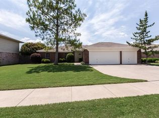 7104 Royal Oak Dr, Benbrook, TX 76126