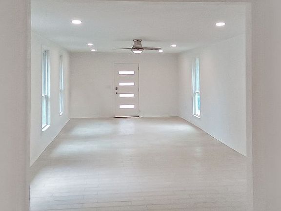 2nd image of 202 Oakwood Dr