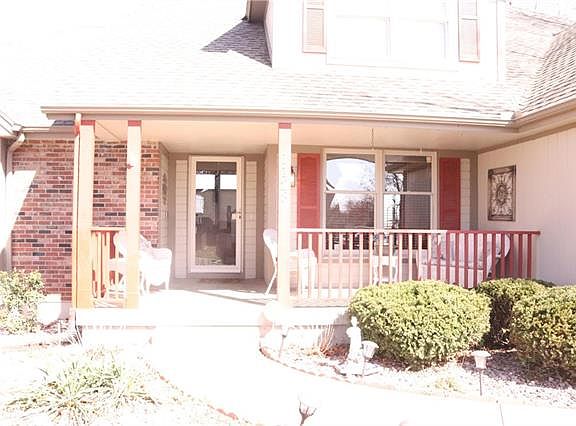 4th image of 1128 NE Kenwood Dr