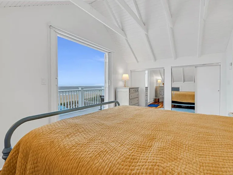 41 Beach Front Front — Photo 19