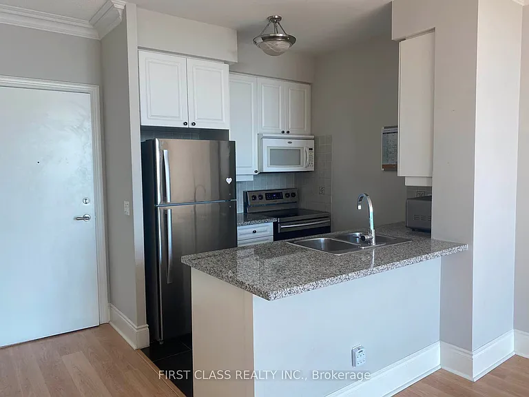 15 Greenview Ave #Penthouse 10 — Photo 2