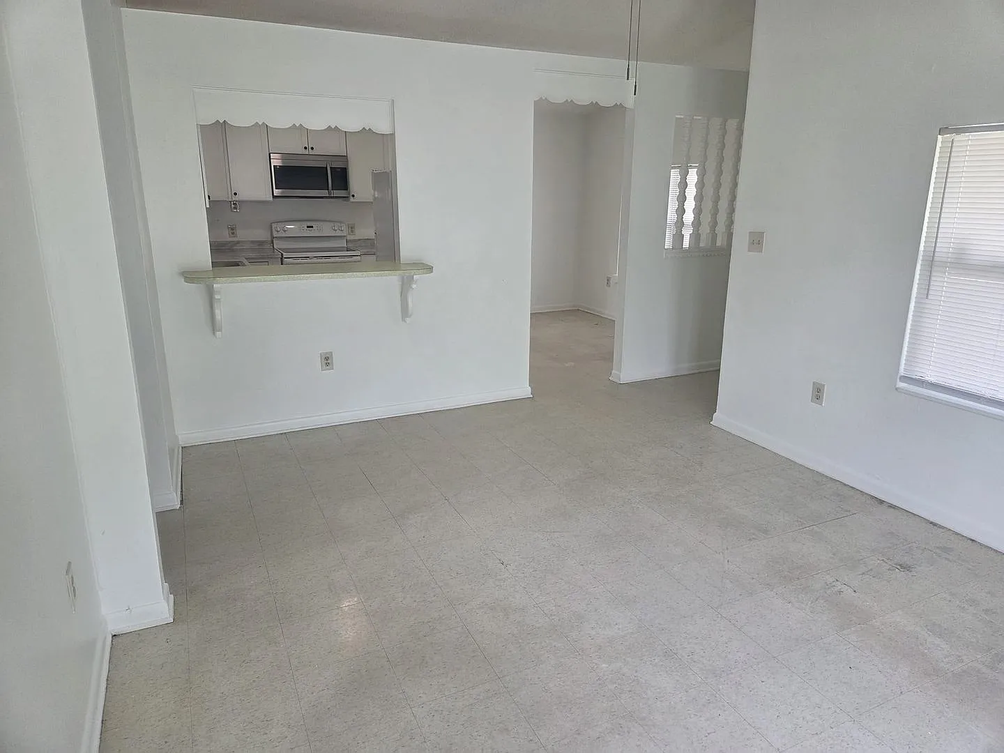 Cute 2 bedroom 1 bathroom Single Family House! — Photo 3