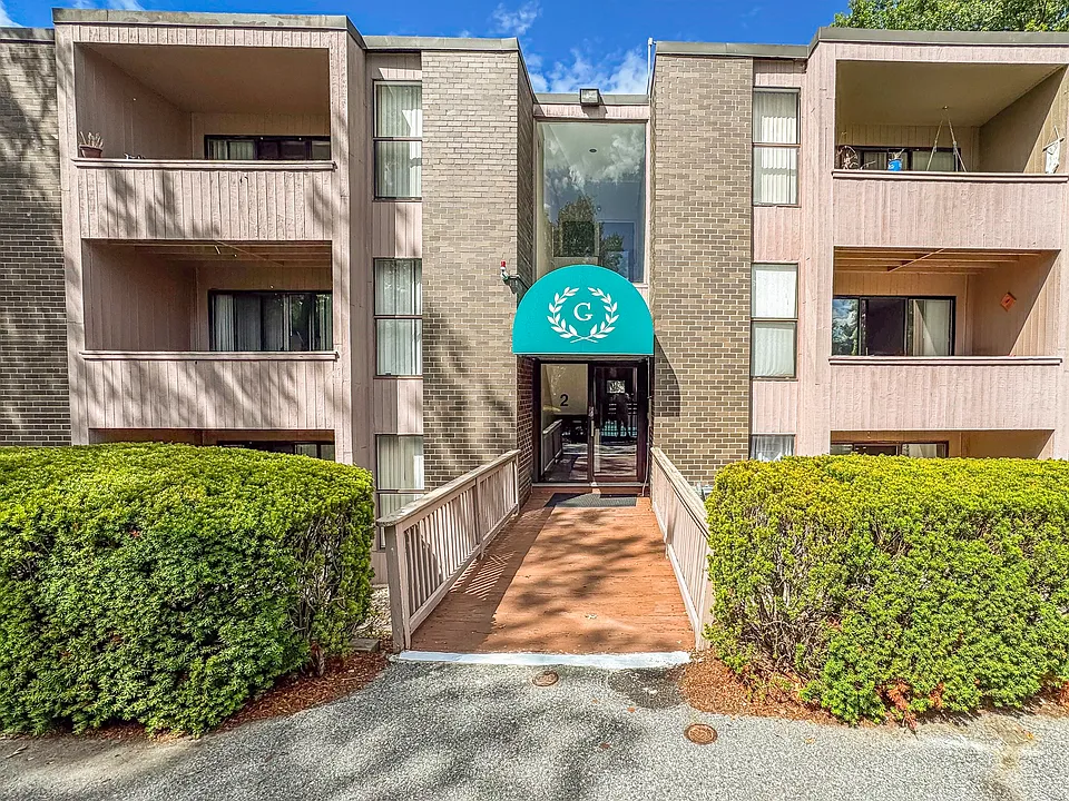 2 Shrewsbury Green Dr #J