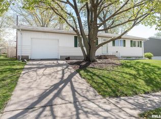 6719 Hillandale Rd, Davenport, IA 52806