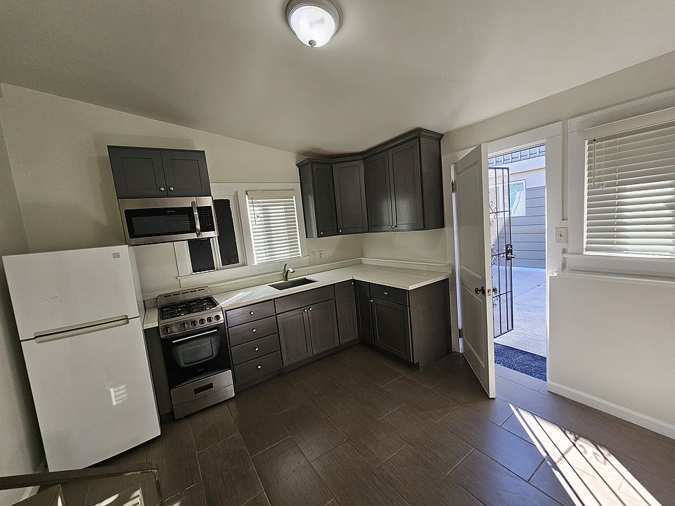 2nd image of 4143 1/2 Jackson Ave #4143-1/2