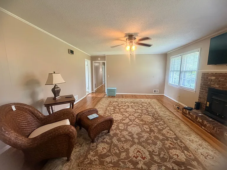 839 Malibu Dr — Photo 9