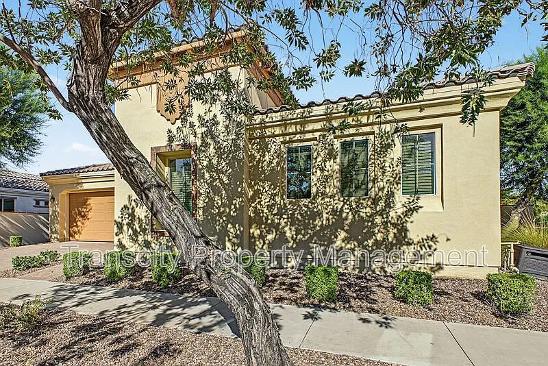 3 bed, 3.0 bath, 2772 sqft, $3,300 — Photo 2