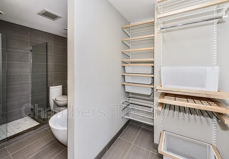 635 N West St — Photo 34