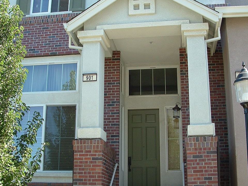 Lovely Tri-level Townhome in Palasades Community