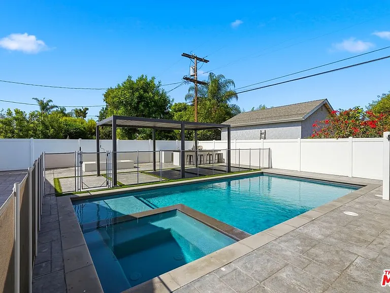 5735 Saloma Ave — Photo 52