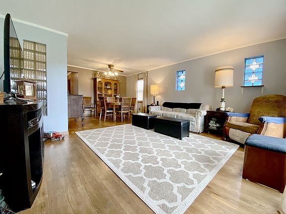 4th image of 7519 W Palatine Ave