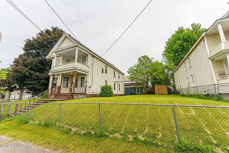 3rd image of 901 Davis Terrace