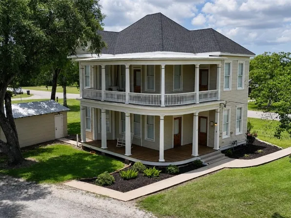 506 Young St, Edna, TX 77957