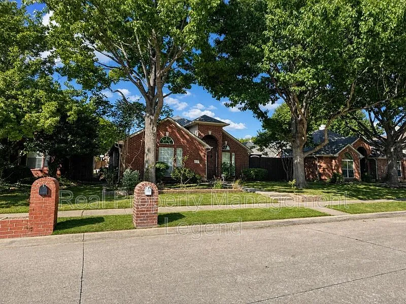 3 bed, 2.0 bath, 1978 sqft, $2,550 — Photo 2