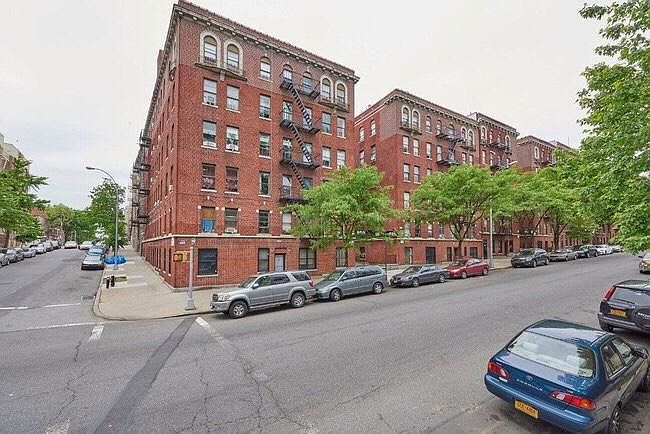 1st image of 950 Bronx Park S #33E