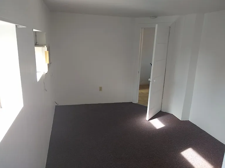 1060 Robinson St — Photo 5