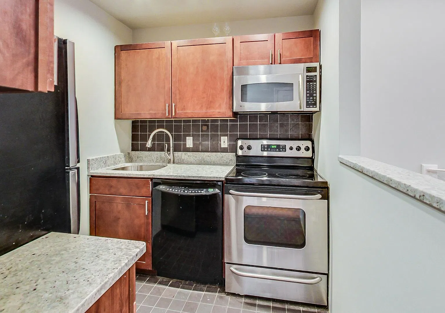 Coming Soon! 2-Level Updated 1bed/1bath With Garage! Gem In Dupont! — Photo 2