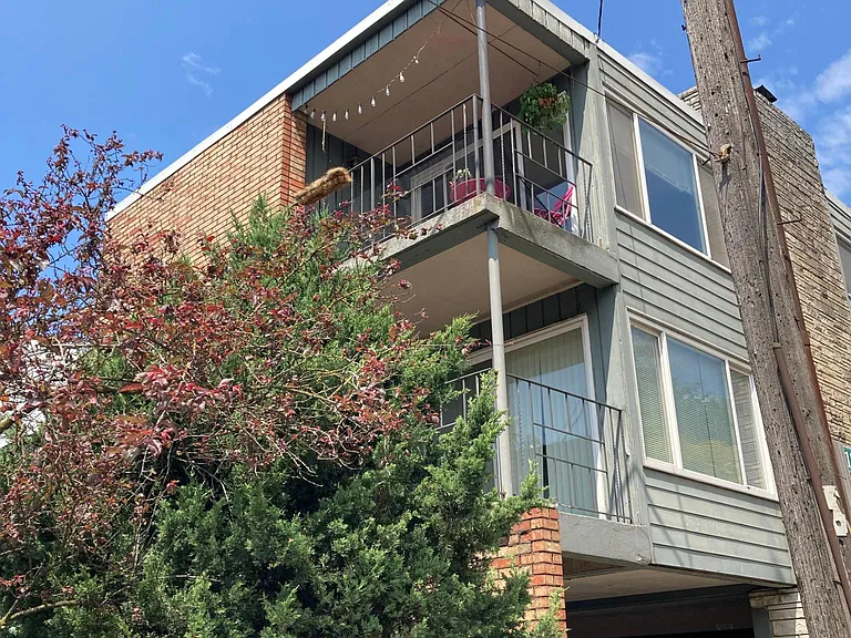 1215 Queen Anne Ave N — Photo 2