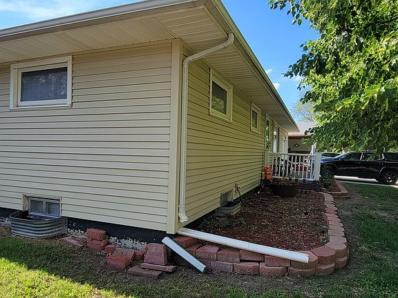 2nd image of 2086 Norton St