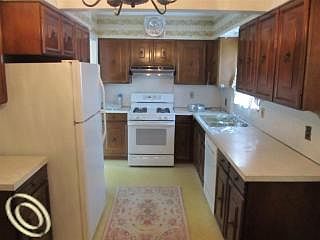 3rd image of 16520 W Parkway St