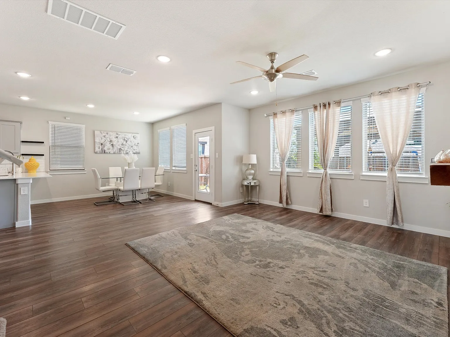 3 bed, 2.5 bath, 1940 sqft, $2,400 — Photo 3