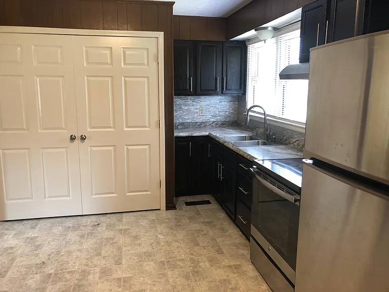 411 Thames Way — Photo 3
