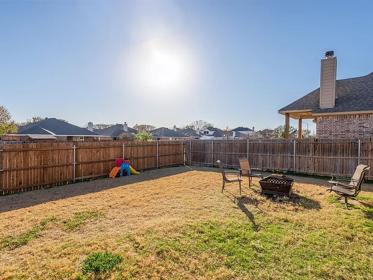 717 Seabourne Dr — Photo 2