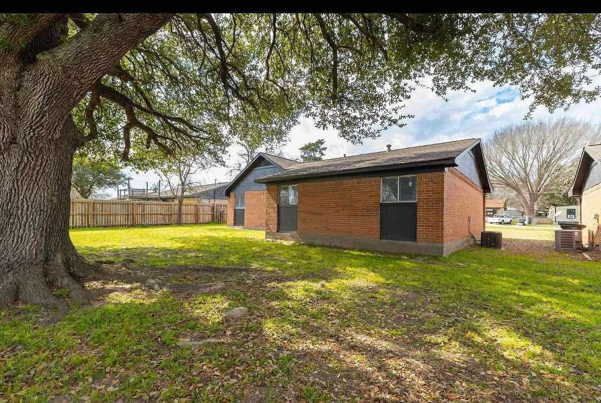 2 bed, 1008 sqft, $1,200 — Photo 2