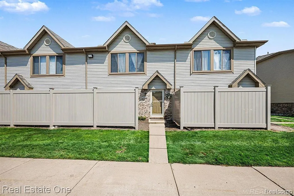 2 bed, 1.5 bath, 1120 sqft, $1,600 — Photo 1
