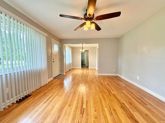 3rd image of 3100 Lake Dr