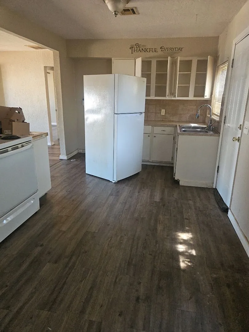 3 bed, 1.0 bath, 900 sqft, $975 — Photo 2