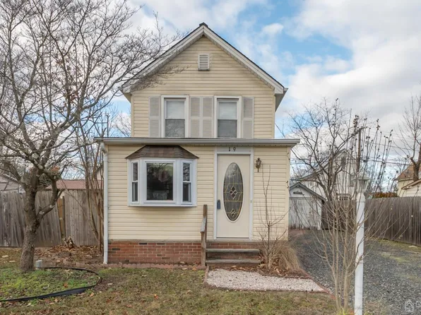 19 Railroad Ave, Helmetta, NJ 08828