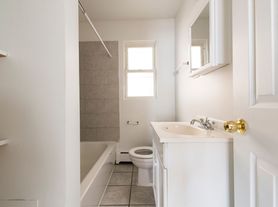 7624 S Kingston Chicago, IL 60649