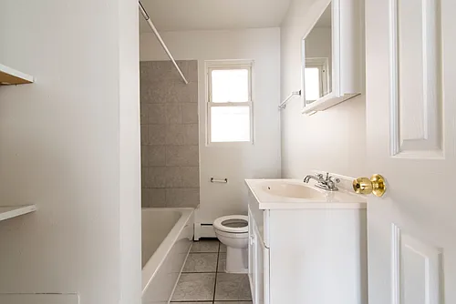 7624 S Kingston Chicago, IL 60649 Photo 1