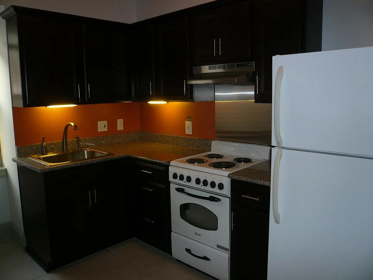 Building Photo - 423 N 33rd St #3